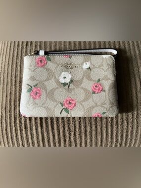 Coach Corner Zip Wristlet
In Signature Canvas With Floral Print NWT